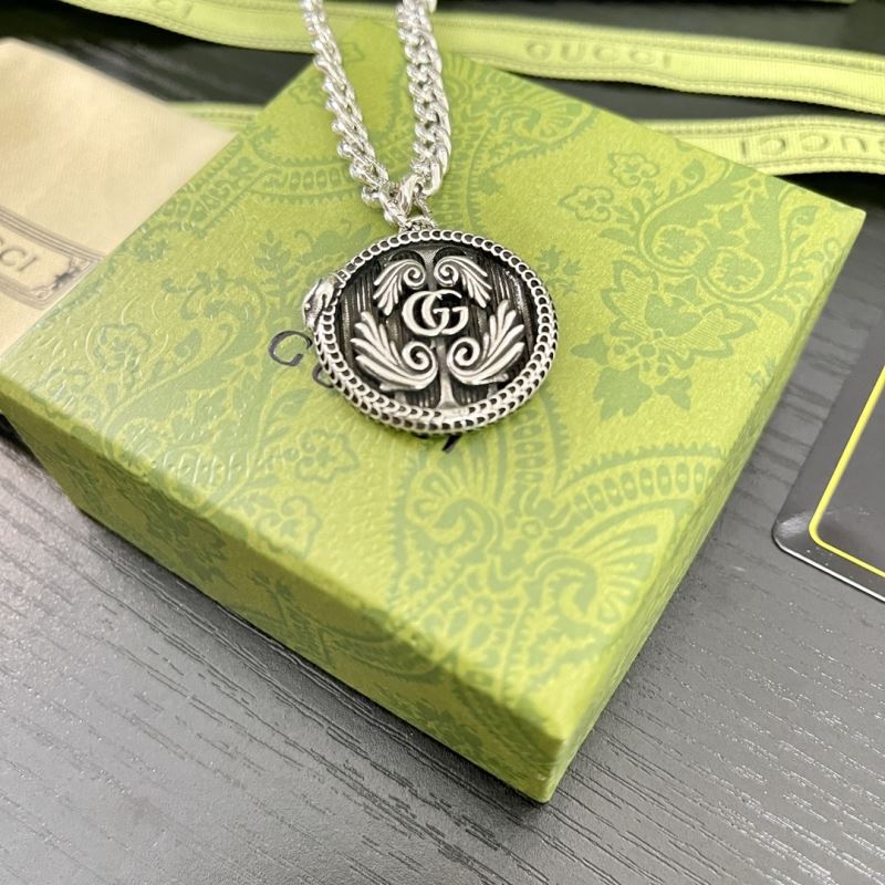 G*u*i necklaces